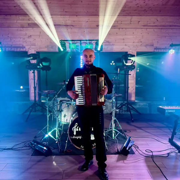 Patryk – klawisze, akordeon i bas