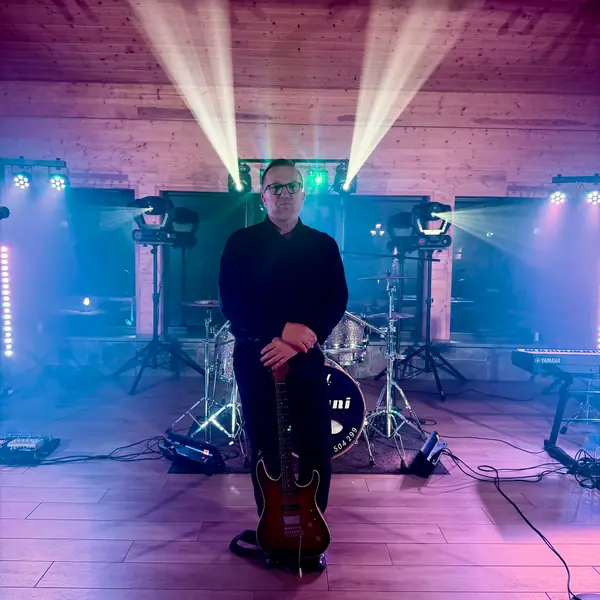 Paweł – gitara elektryczna i wokal
